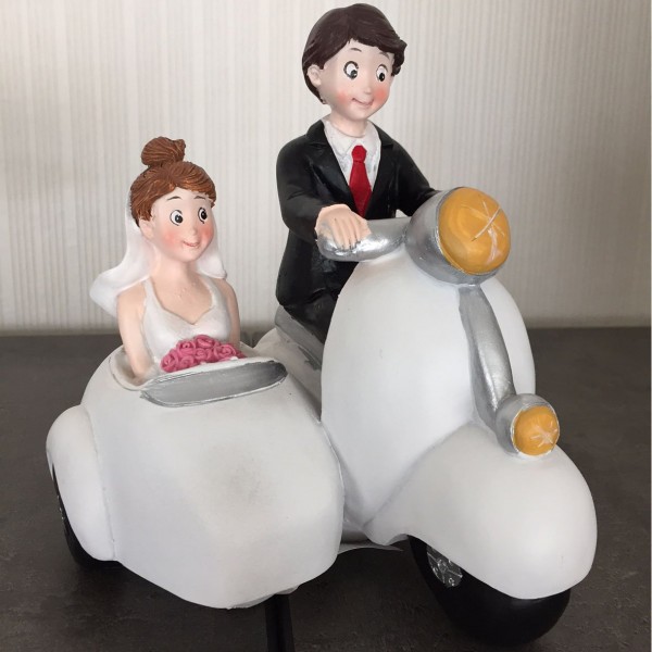 Hochzeitspaar mit Roller und Beiwagen